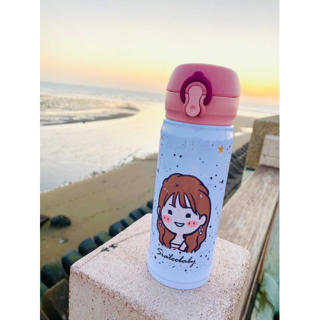 把旅行回憶化成專屬溫度，收藏每段美好時刻｜客製化手繪人像保溫瓶