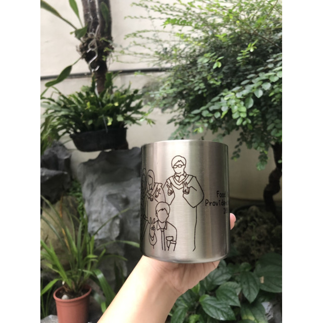 畢業合照變插畫鋼杯紀念 每一口都喝出青春與友情的溫度