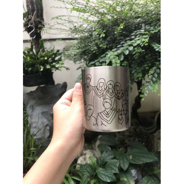 畢業合照變插畫鋼杯紀念 每一口都喝出青春與友情的溫度