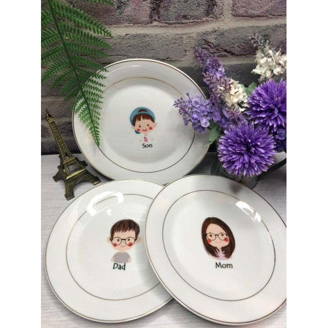 小三口的幸福紀念｜屬於我們家的Q版人像客製化盤子