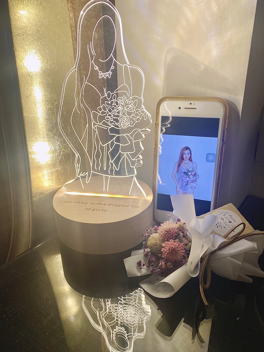客製化個人夜燈|好好愛自己線條插畫設計|個人紀念與自我療癒禮物|MiniGarden 客製化個人夜燈實拍|好好愛自己線條插畫療癒夜燈|個人紀念禮物|MiniGarden