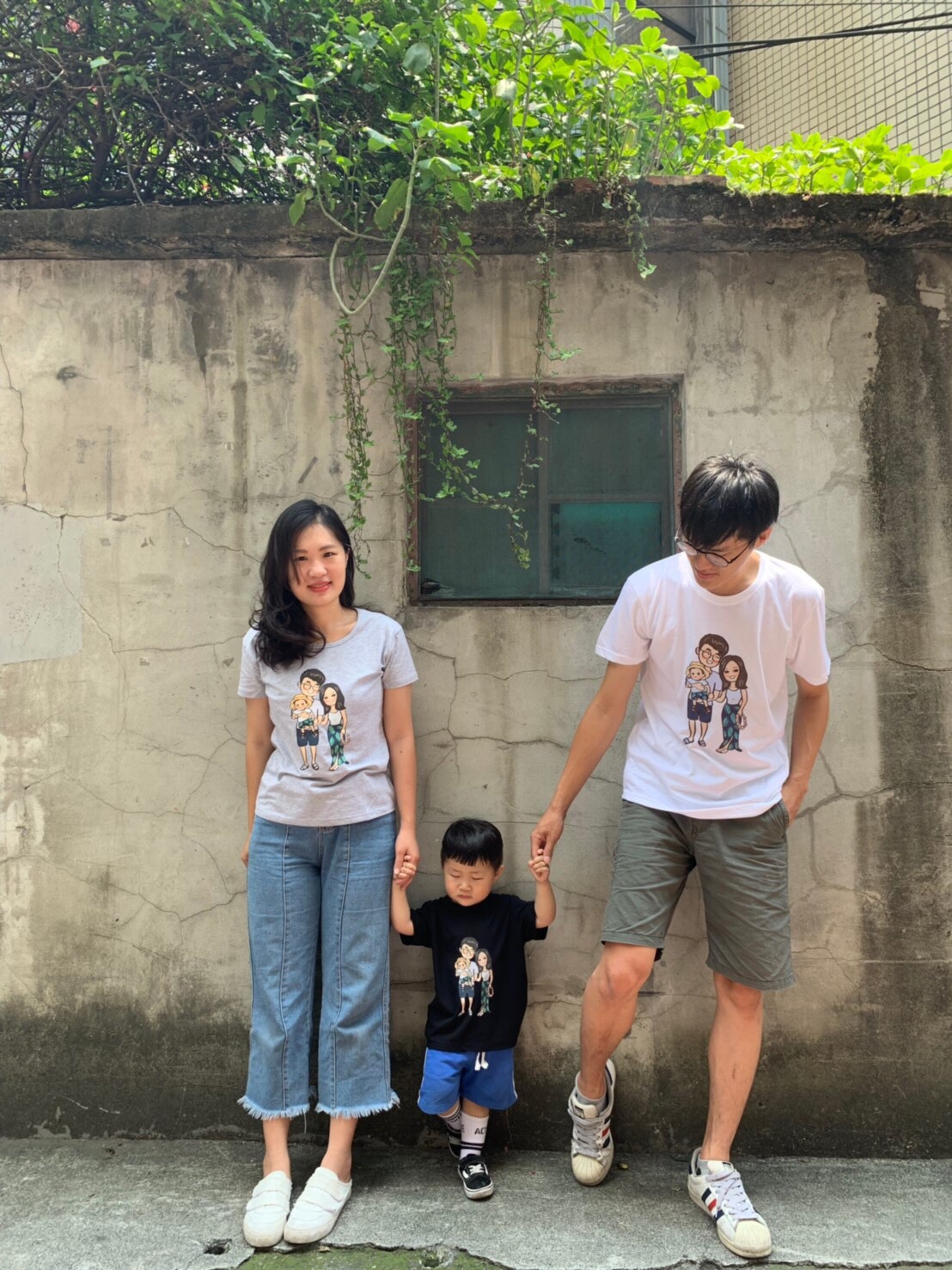 客製插畫印製衣服 展示親子共穿情境