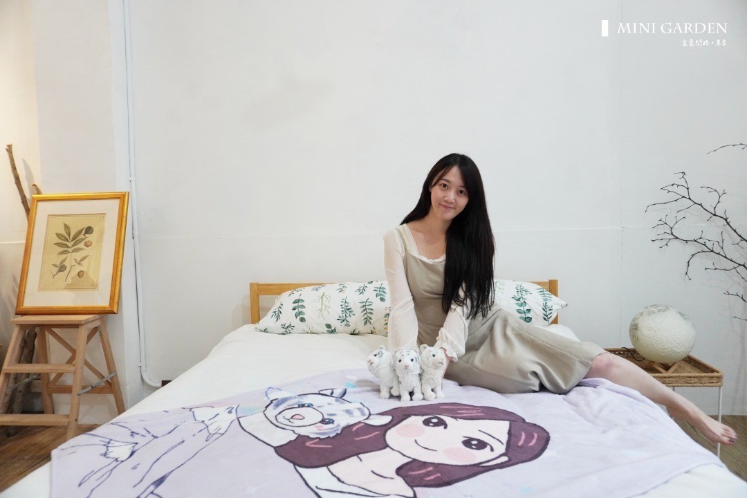 女孩與娃娃合影客製化毛毯，柔軟法蘭絨材質