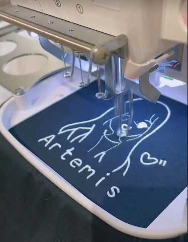 正在製作中的刺繡畫面，紀錄手作溫度與每一針的專注