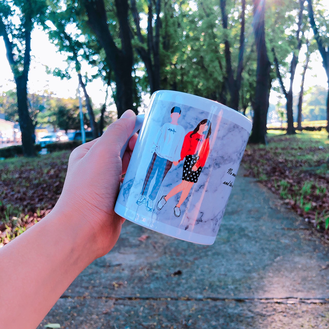 MiniGarden 情侶插畫馬克杯 森林晨光情境手持展示