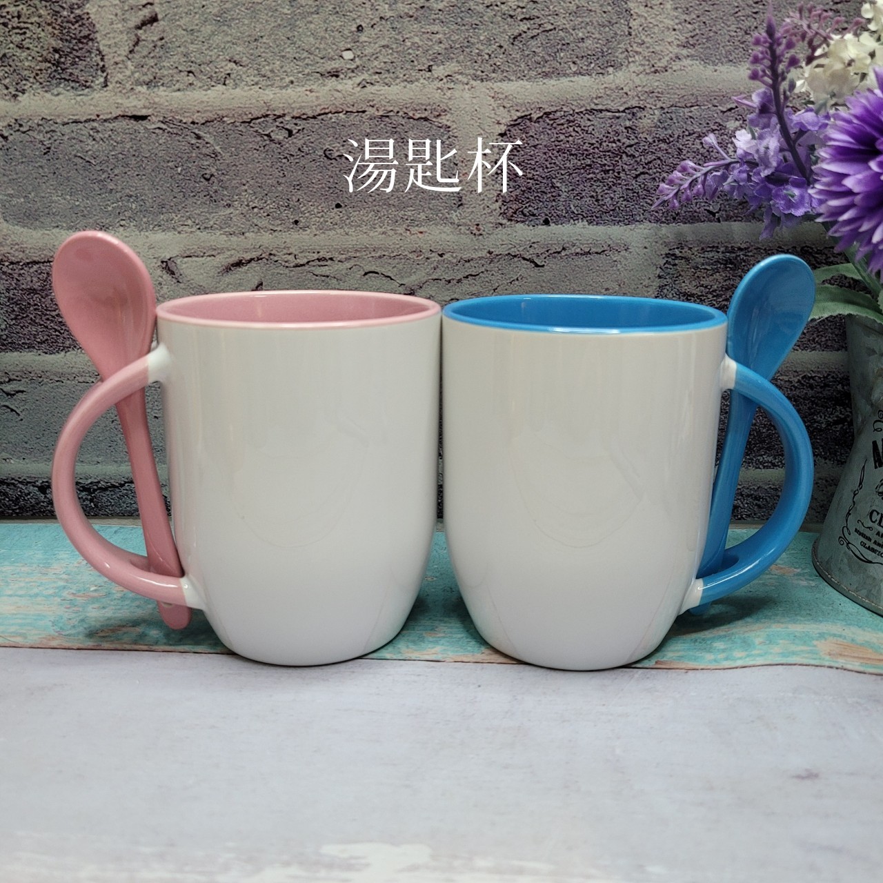 粉藍配色的湯匙馬克杯對杯，附湯匙設計，適合情侶對杯與溫馨早餐禮物
