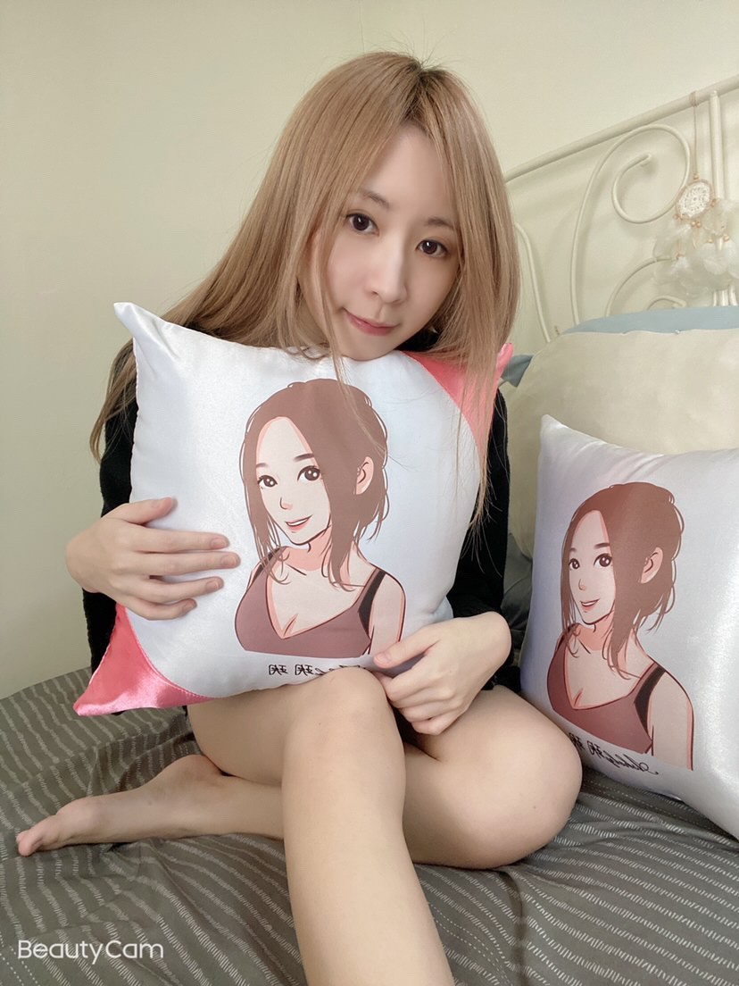 客製化抱枕 女孩抱著專屬寫實插畫抱枕