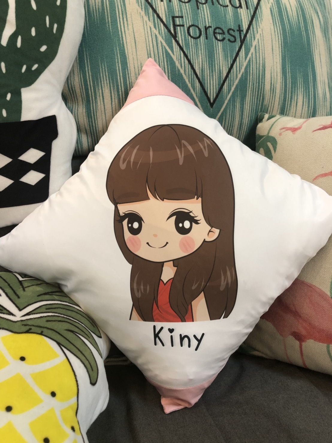個人品牌客製化抱枕，Q版插畫風格，大頭可愛設計