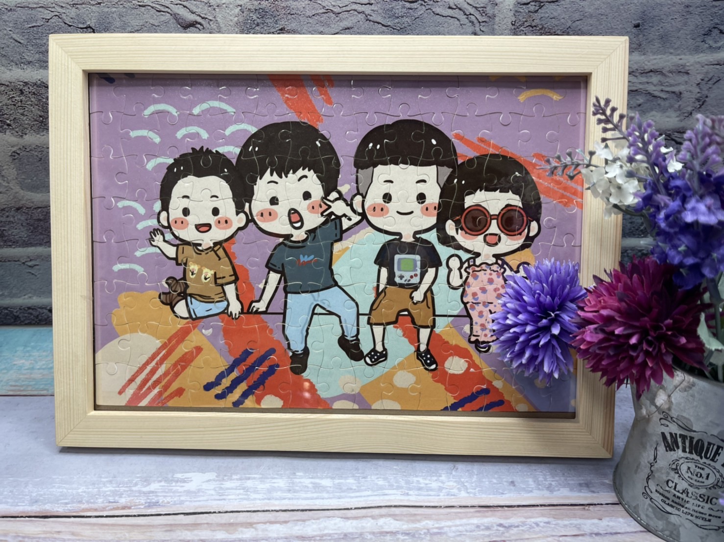 四位小孩插畫風格拼圖 原木框實拍照｜MiniGarden