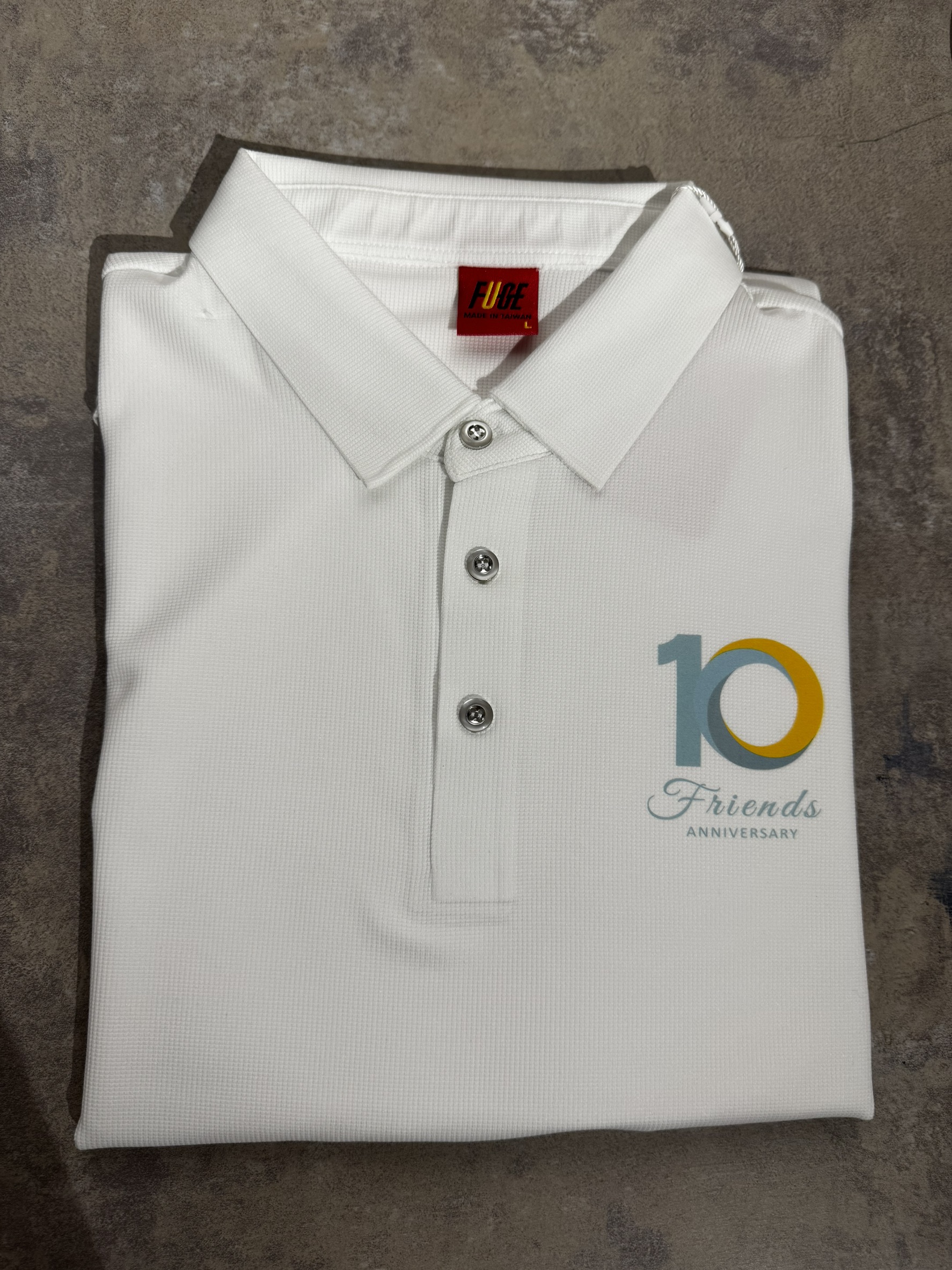 白色棉質 Polo 衫團體服客製-MiniGarden 台芯 TAI-SING 員工制服全貌,白色三鈕扣專業 Polo 衫剪裁展示