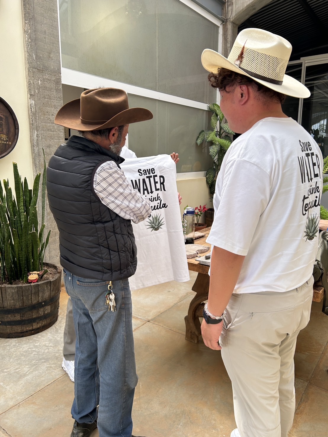 白色重磅棉 T 恤客製化，潮流標語設計，展現國際交流品牌形象