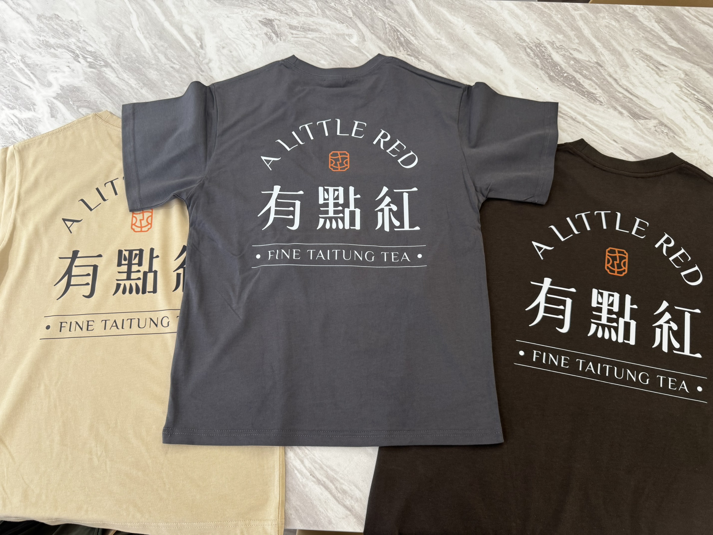台東有點紅茶農品牌團服-深色與奶茶色展示 有點紅客製化精梳棉T恤,深灰色、奶茶色、深咖啡色三色對比展示