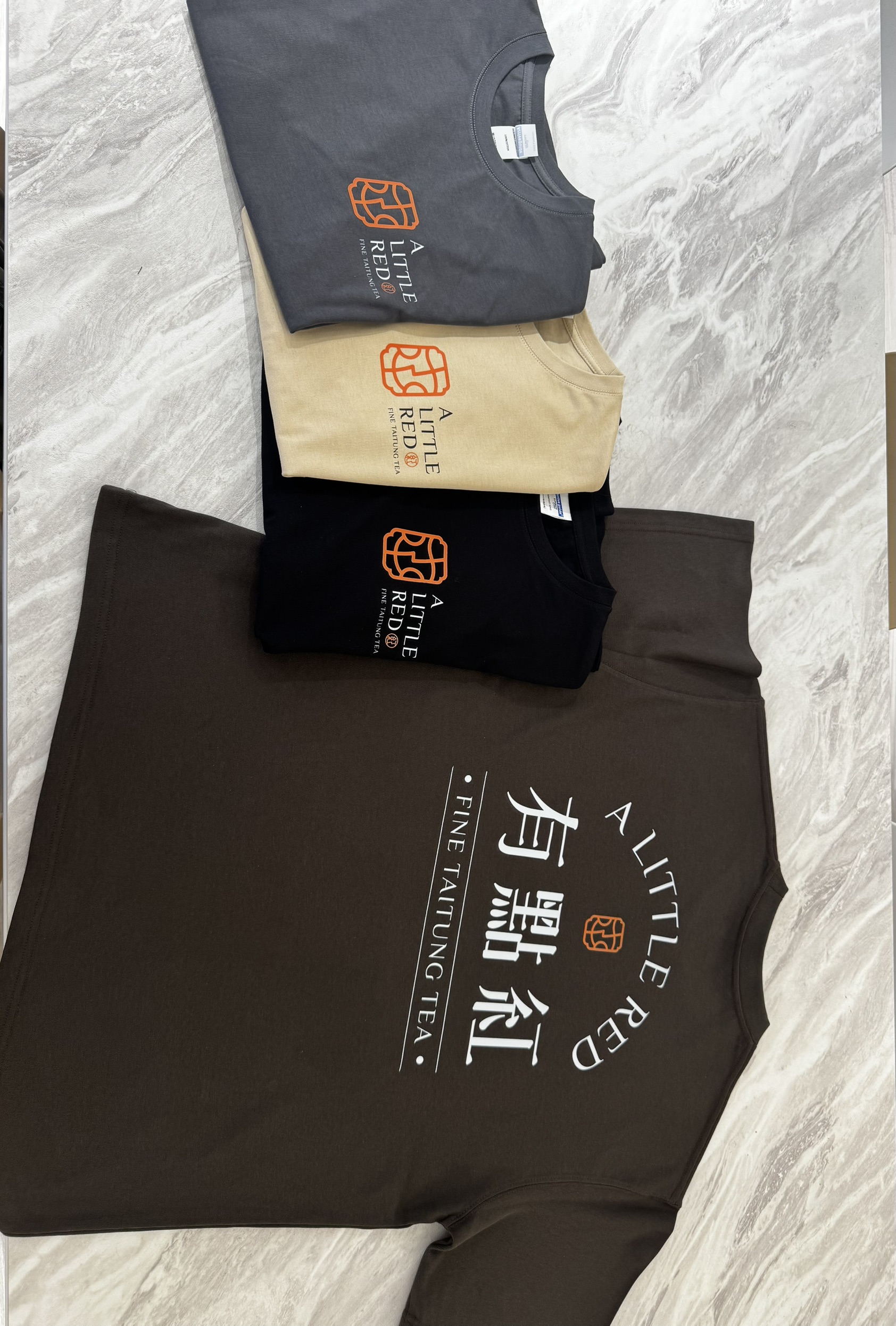 有點紅品牌LOGO胸前印刷細節-台中阿德做團服 客製化品牌制服胸前橘色LOGO印刷細節,精梳棉材質質感近拍