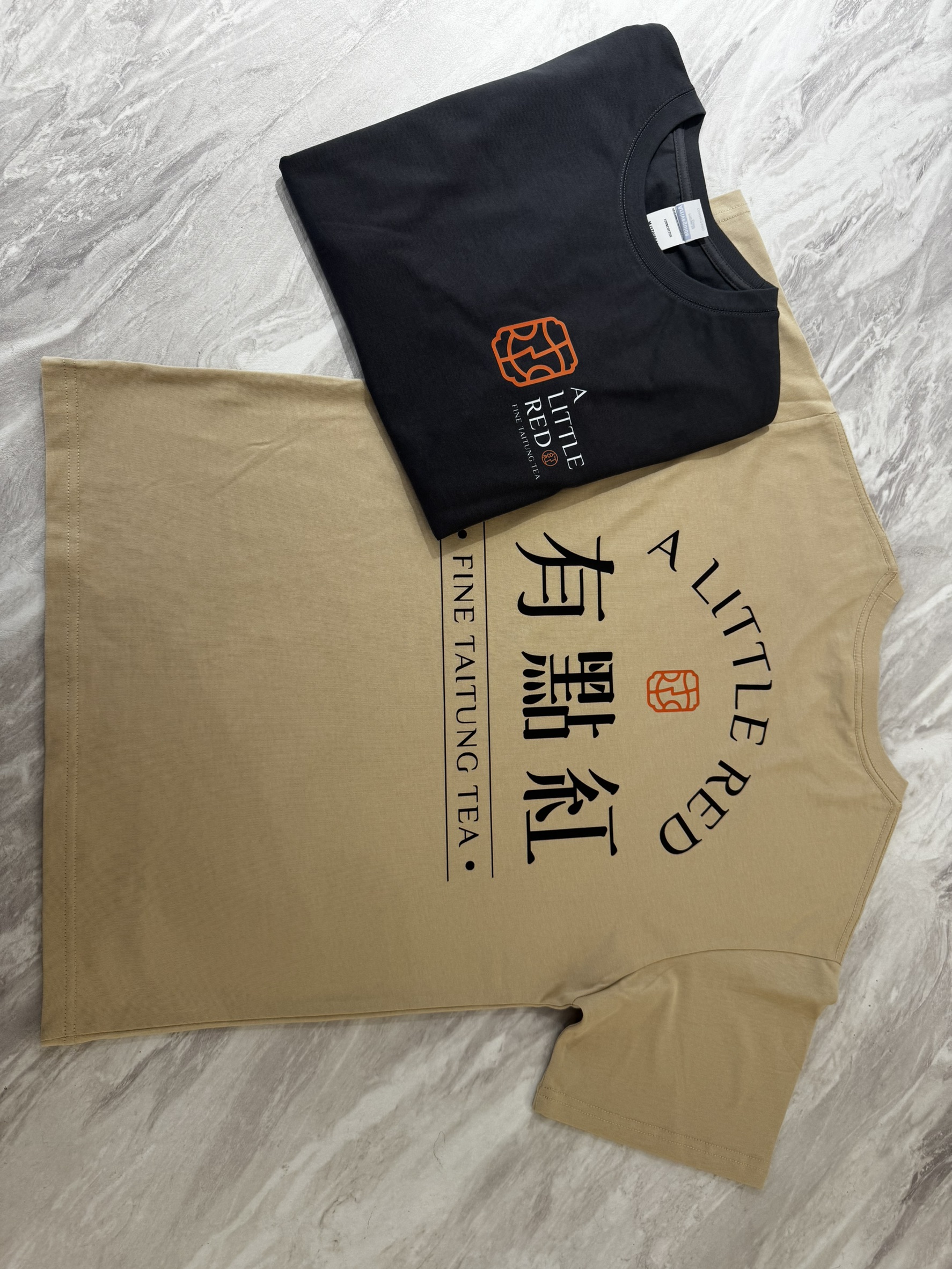 有點紅客製化T恤正背面設計展示-MiniGarden 台東名茶有點紅品牌制服,正面小LOGO與背面大字設計對照