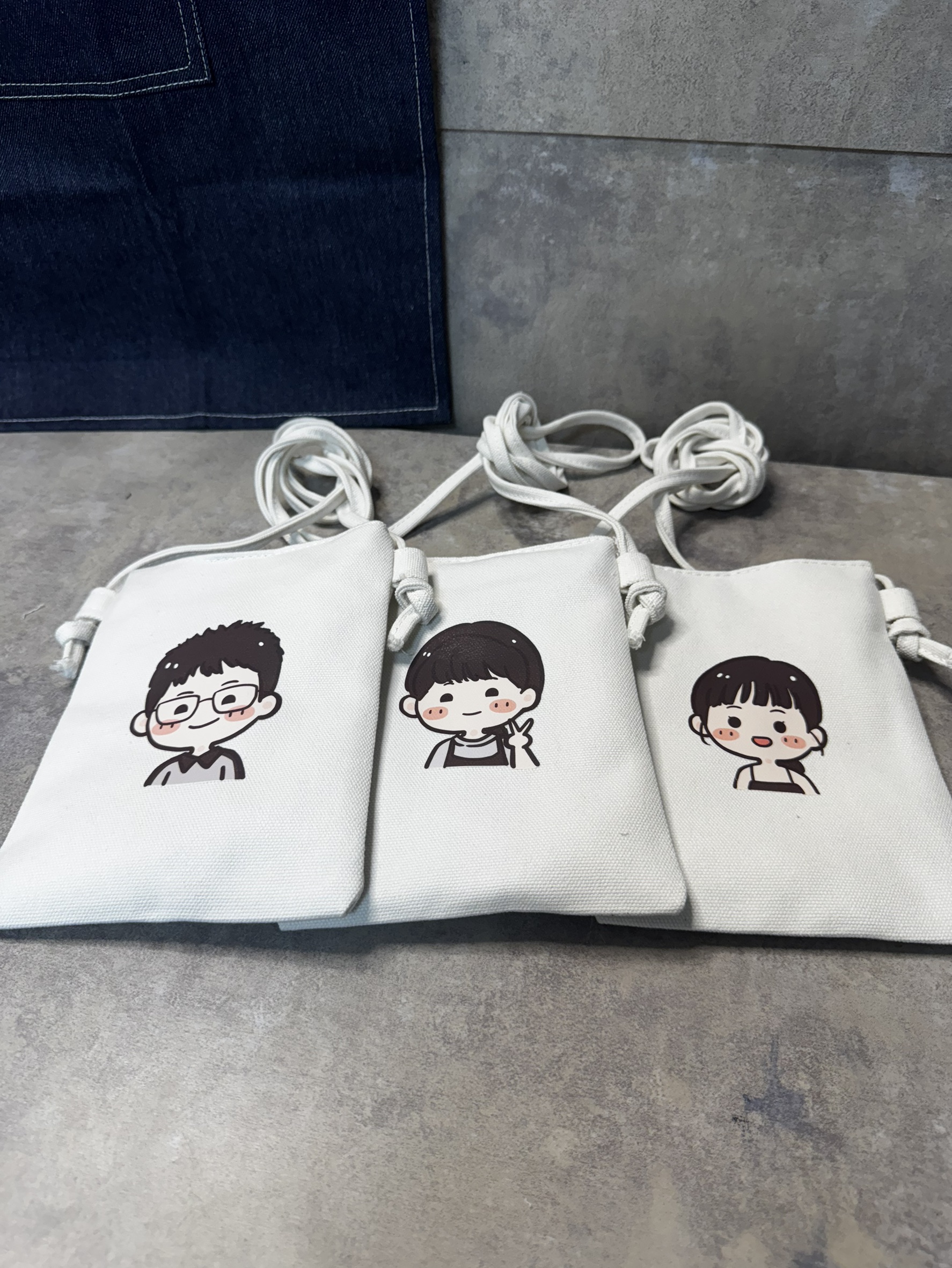 MiniGarden 客製化文青包｜三人頭像設計帆布斜背包，展現家人的可愛日常風格