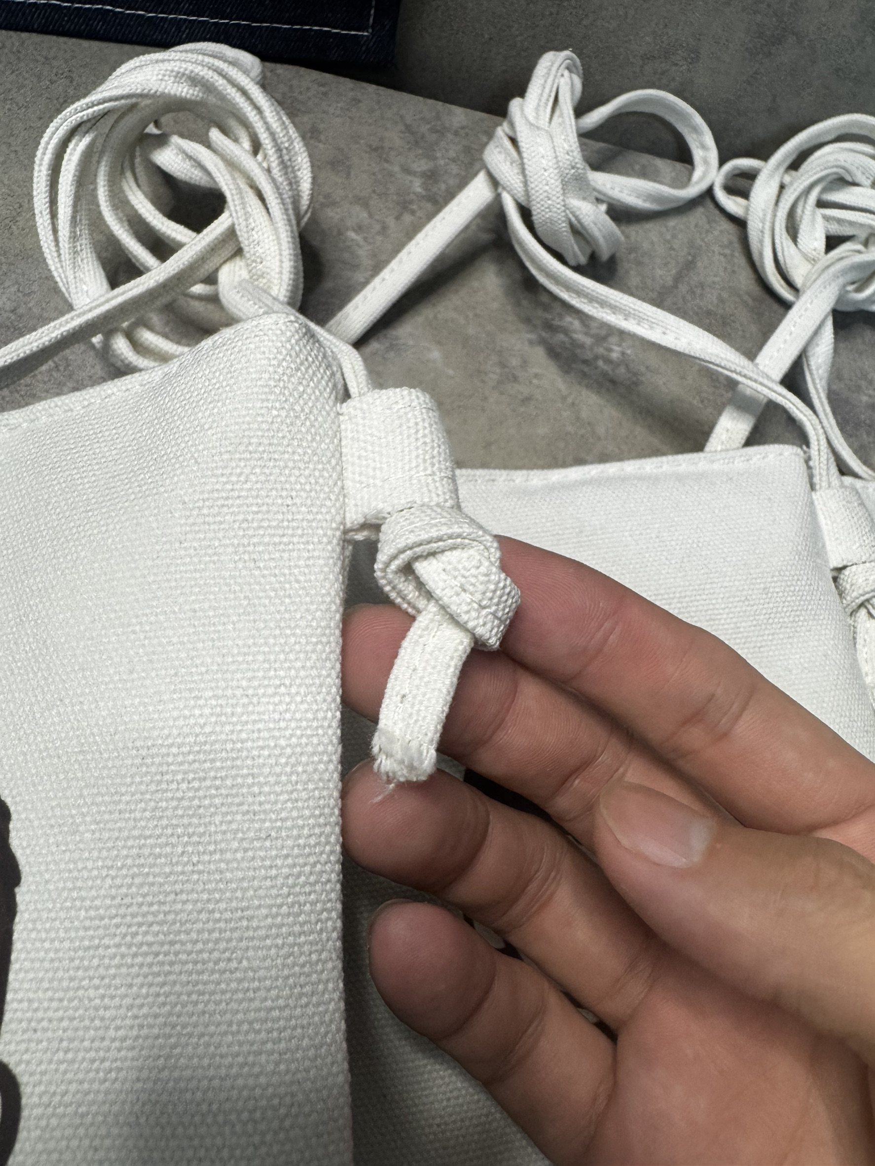 帆布材質細節近拍，Q版插畫人物清晰印製，日常出門的溫暖隨身包