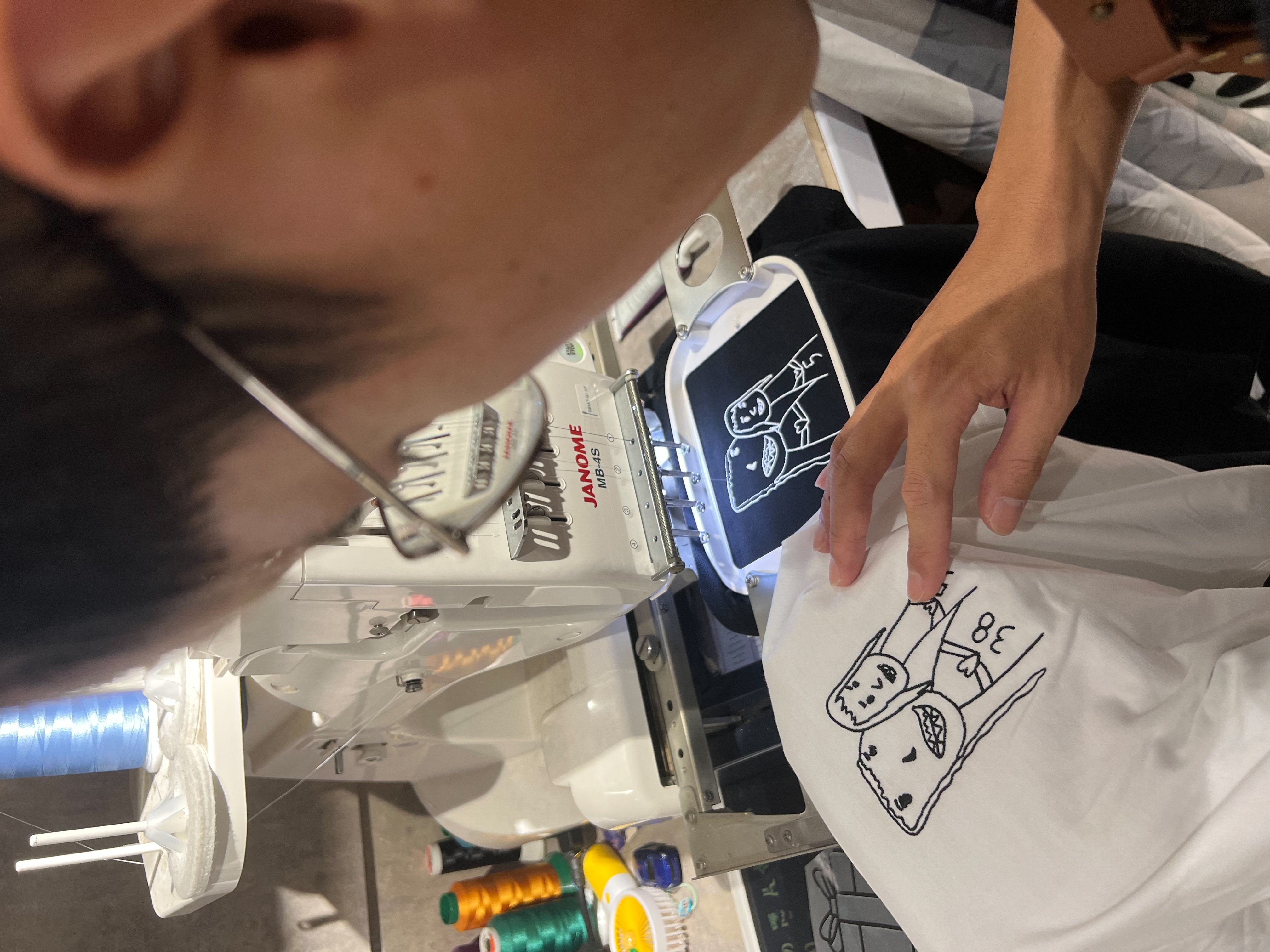 刺繡機製作孩子畫作T恤的工作過程