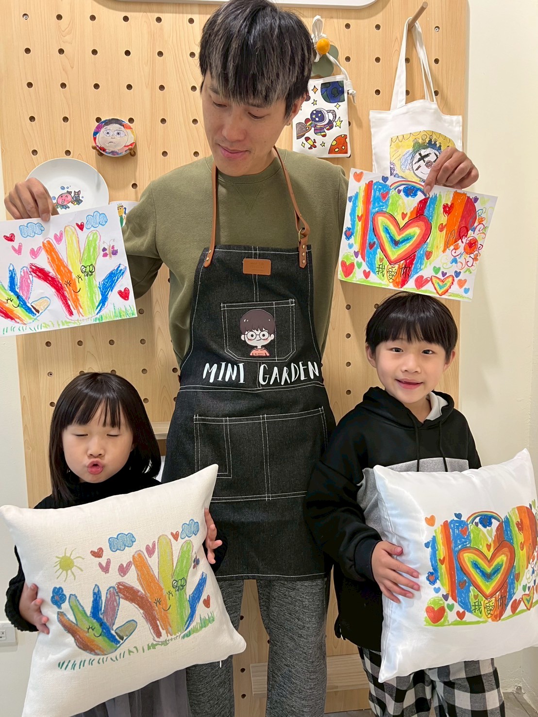 台中DIY活動紀錄-家長拍攝小孩製作抱枕過程