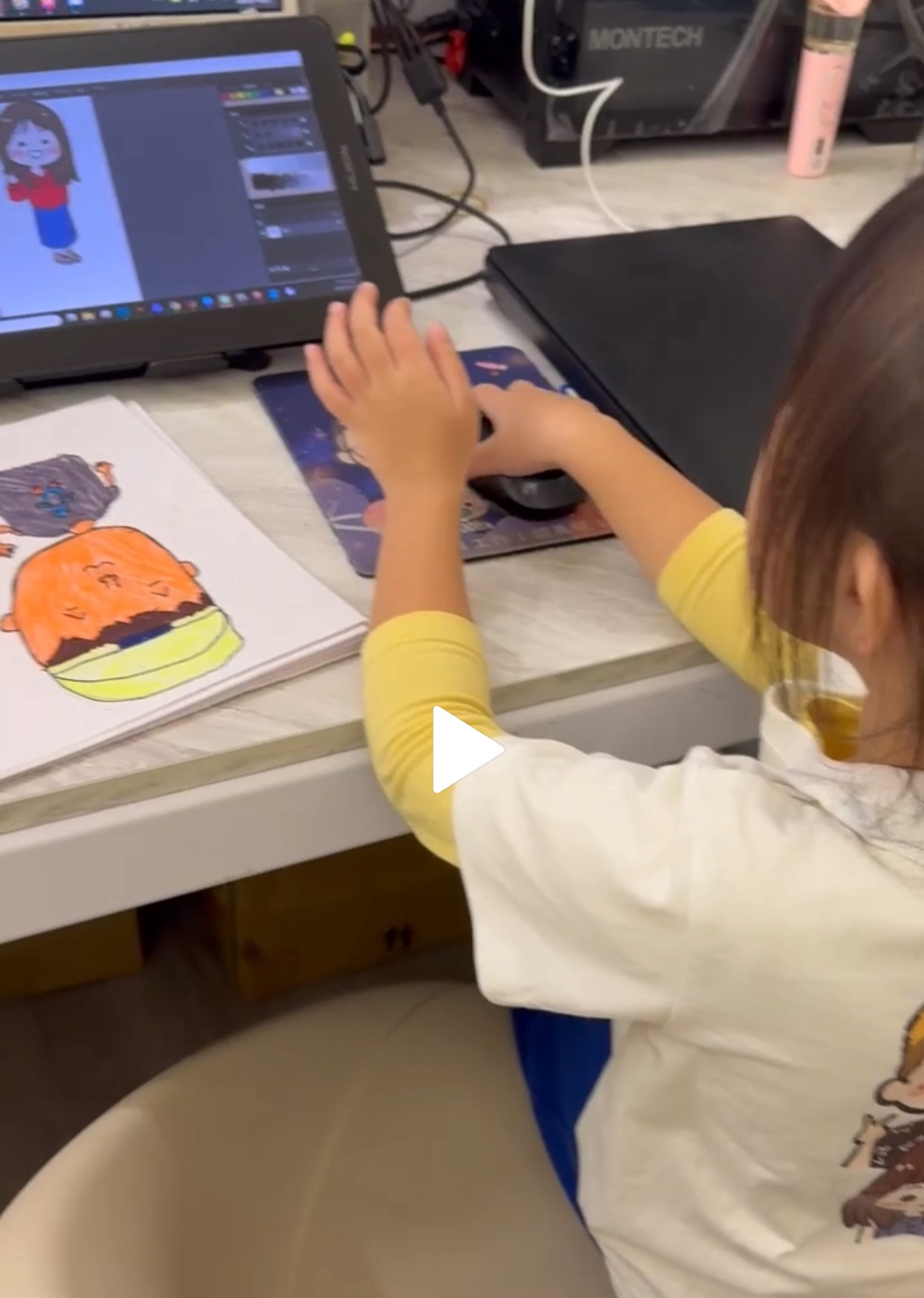 孩子操作電繪板掃描作品，參與創作製程