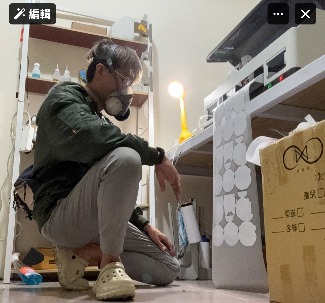 MiniGarden 製作人員戴防毒面具印製班服，確保無毒安全