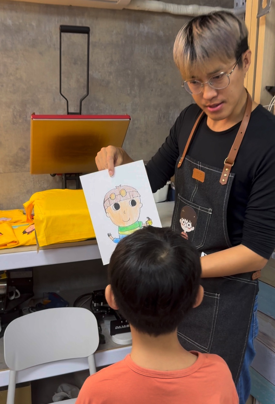 設計師與孩子確認班服圖稿尺寸，呈現完美比例