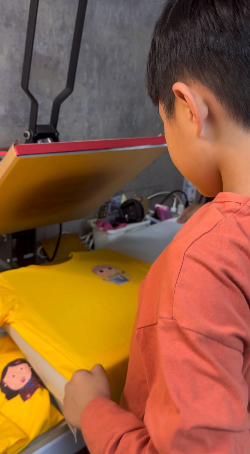 孩子體驗班服印製過程，親手參與創作