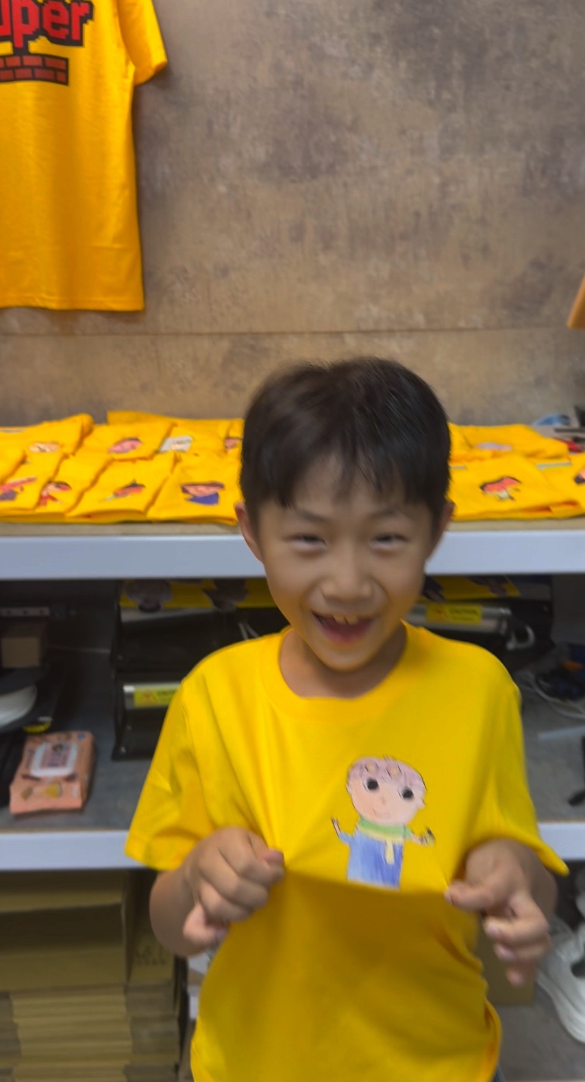 孩子穿著自畫班服開心合照