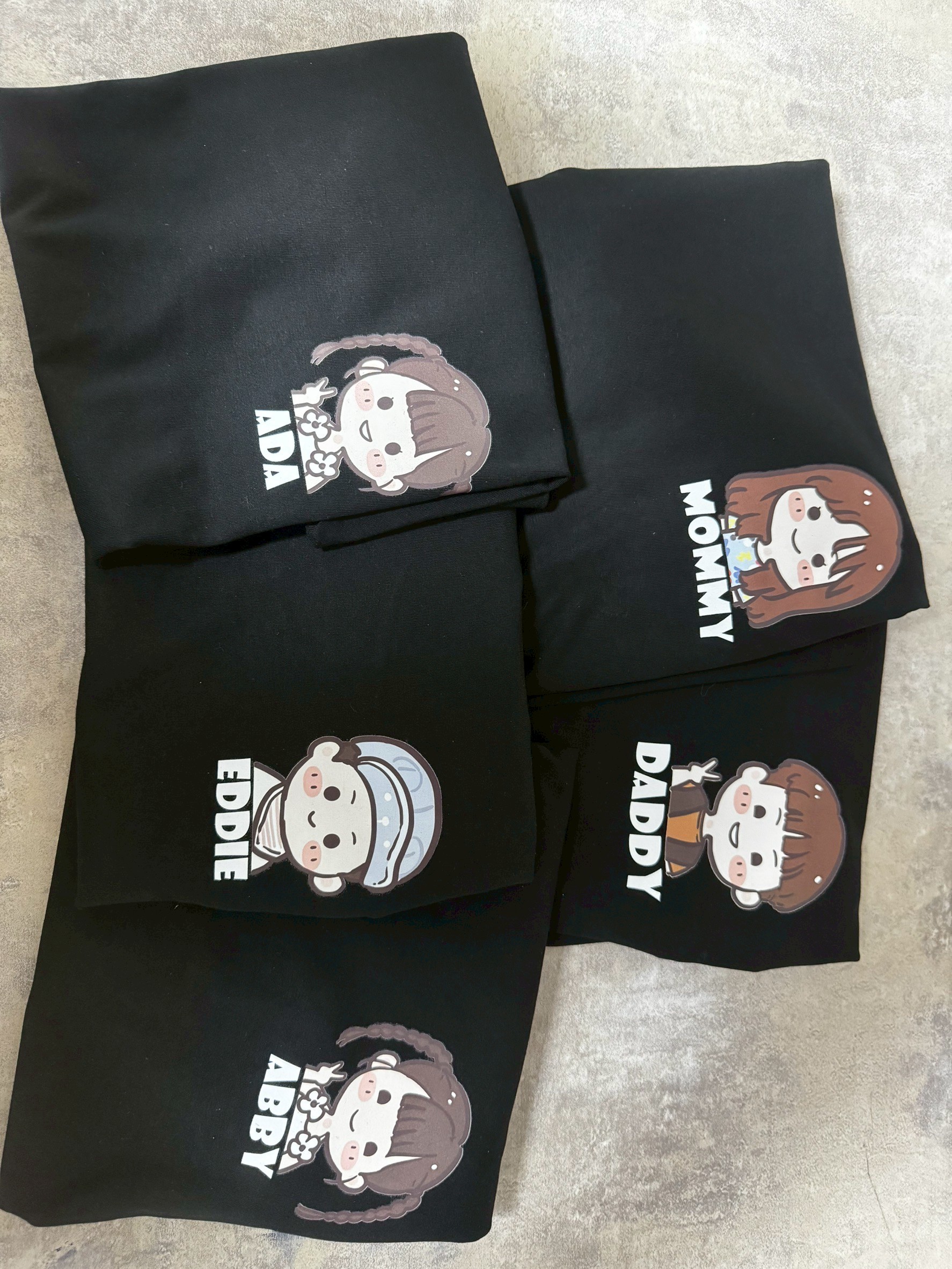 一家五口專屬手繪Q版角色親子裝，黑色款式俐落有型