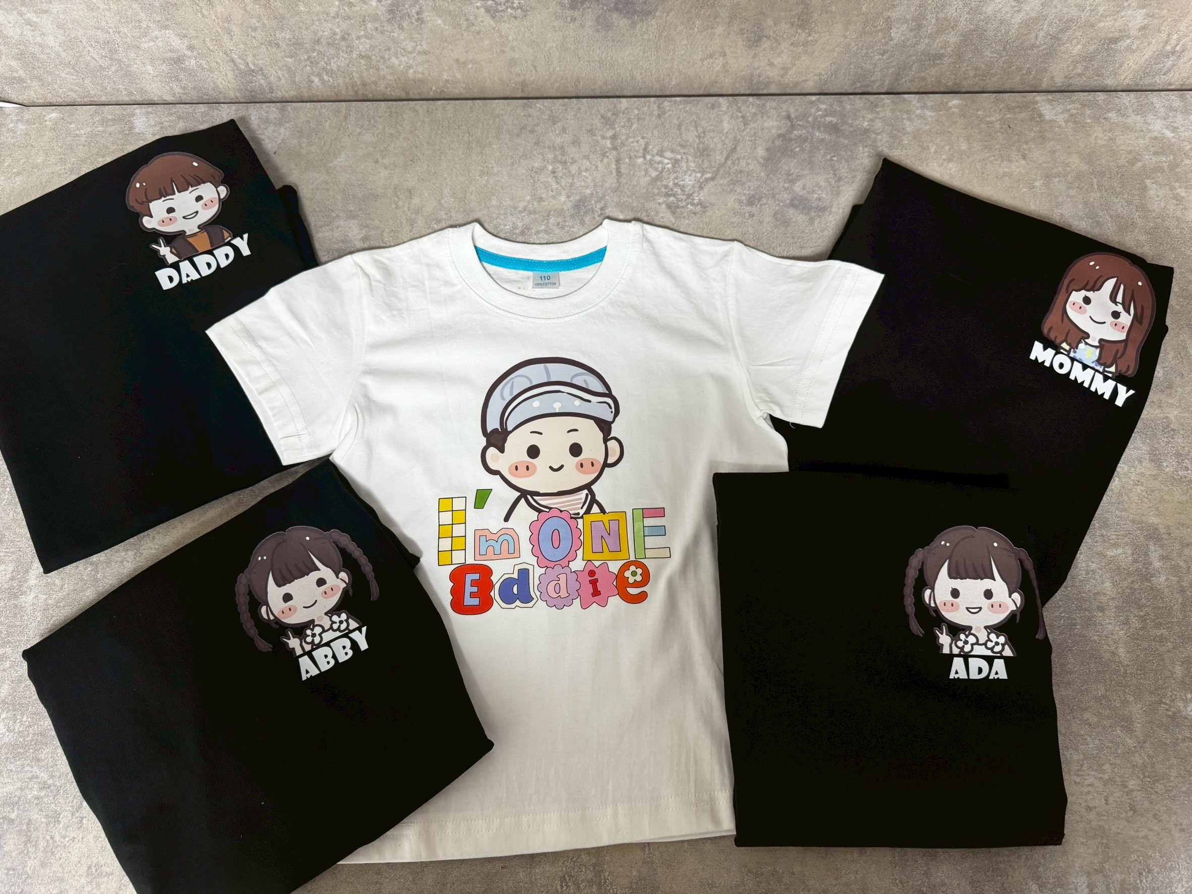 客製抓周T恤與全家黑色親子裝搭配，打造寶寶生日專屬穿搭