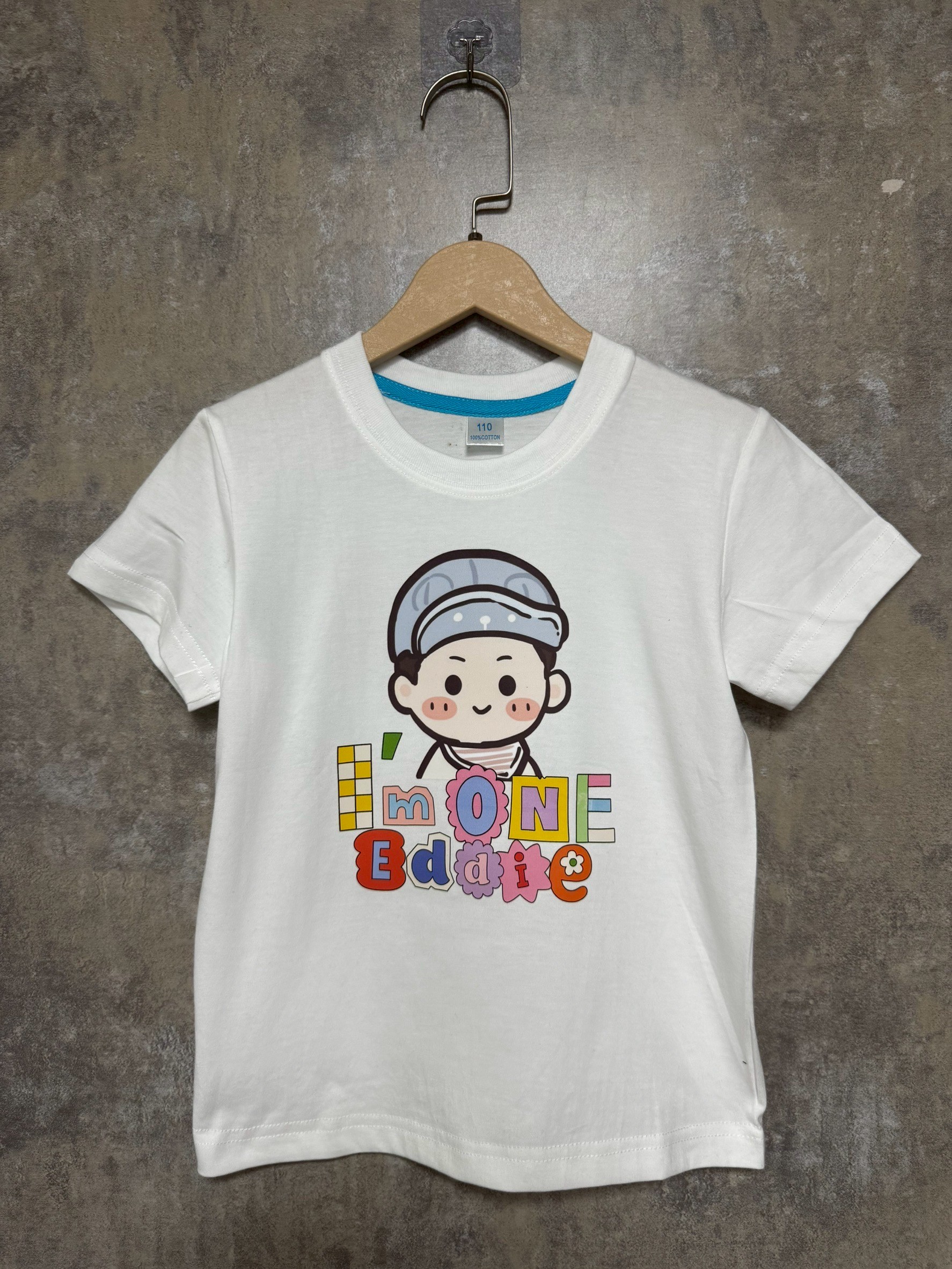 一歲寶寶主角生日T恤，童趣字體搭配手繪Q版，滿滿幸福感