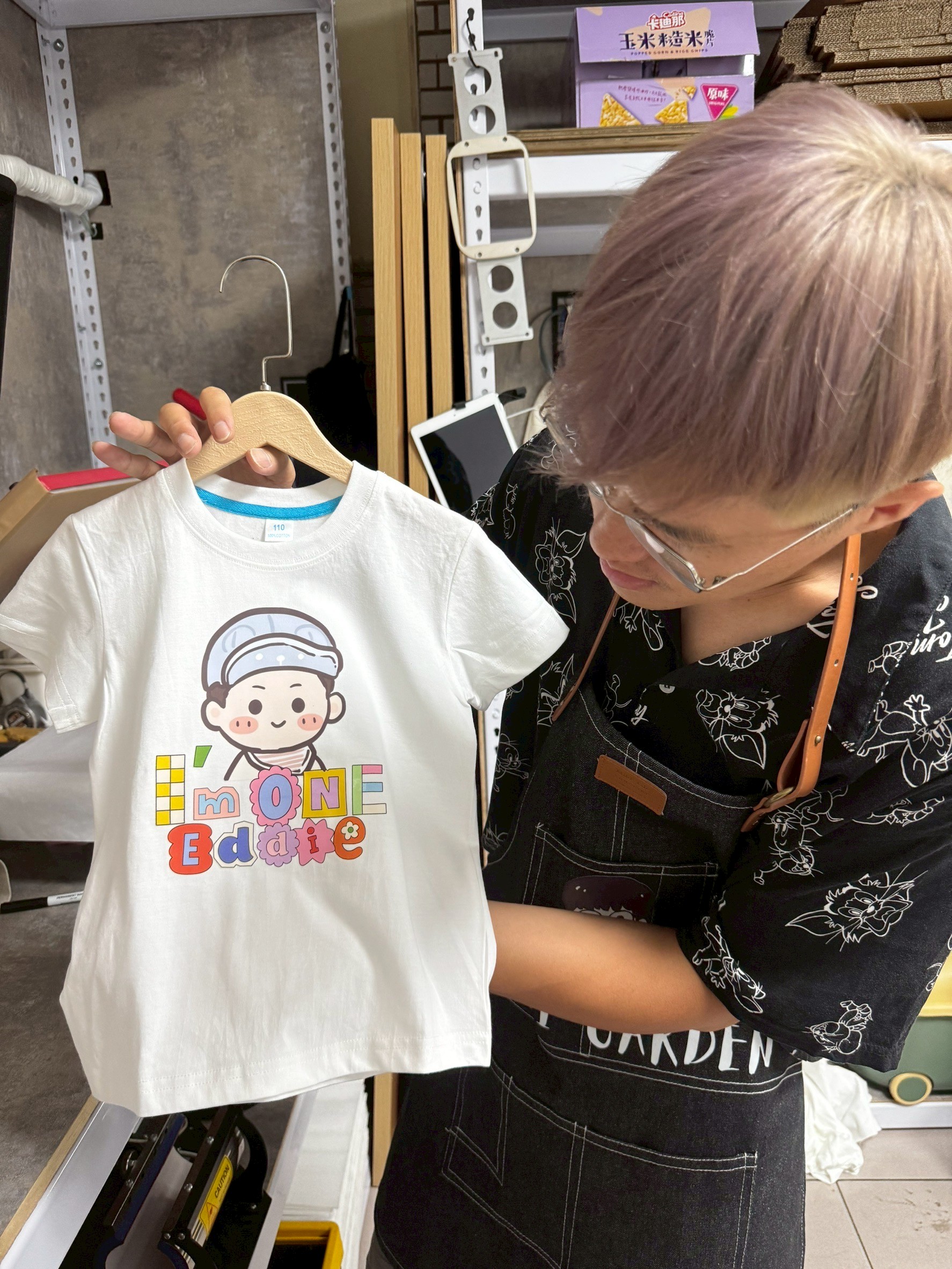 手壓親子裝印製畫面，細節講究、每件皆獨一無二