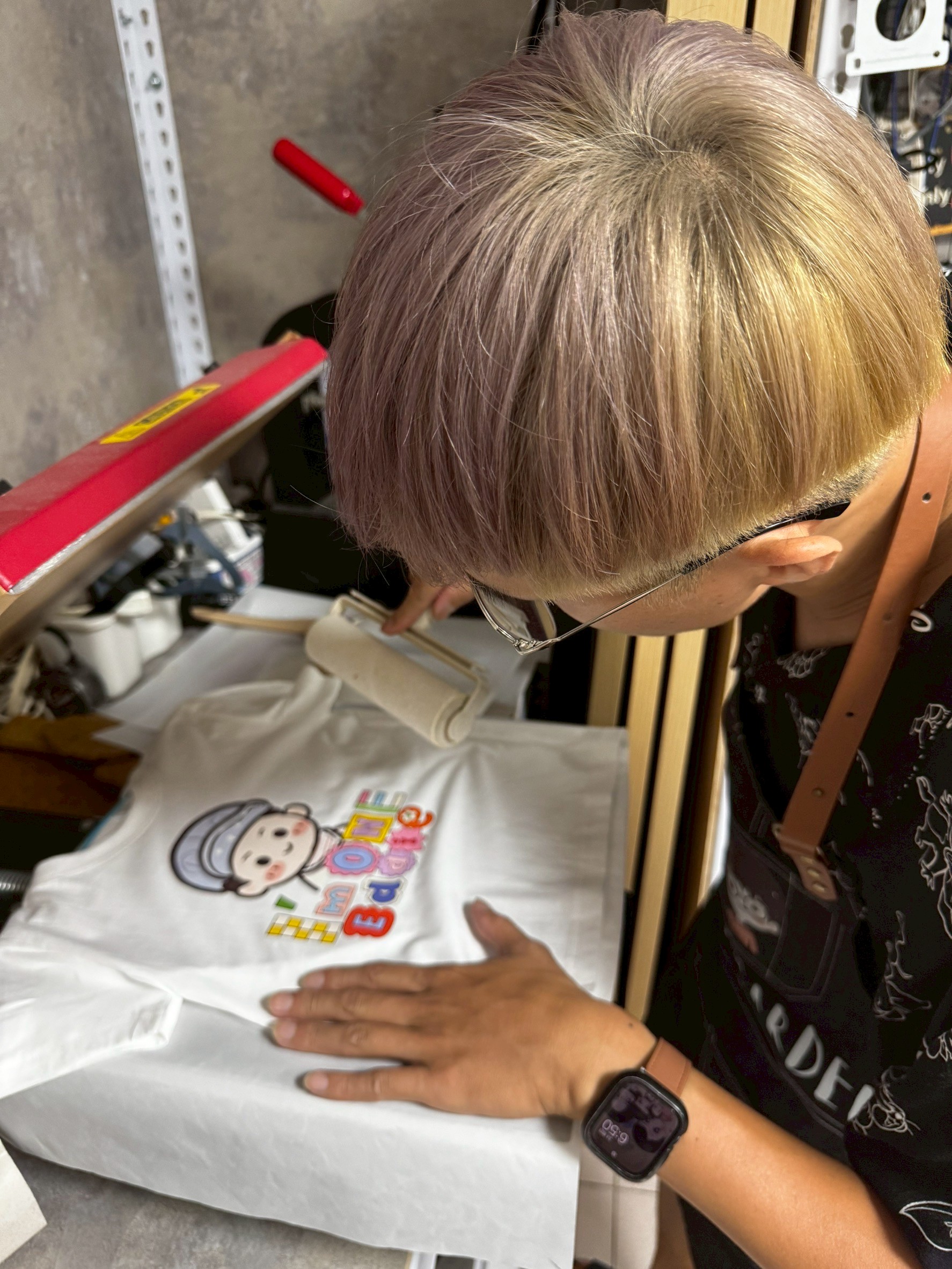 客製化抓周T恤展示，手繪人像呈現寶寶生日主題