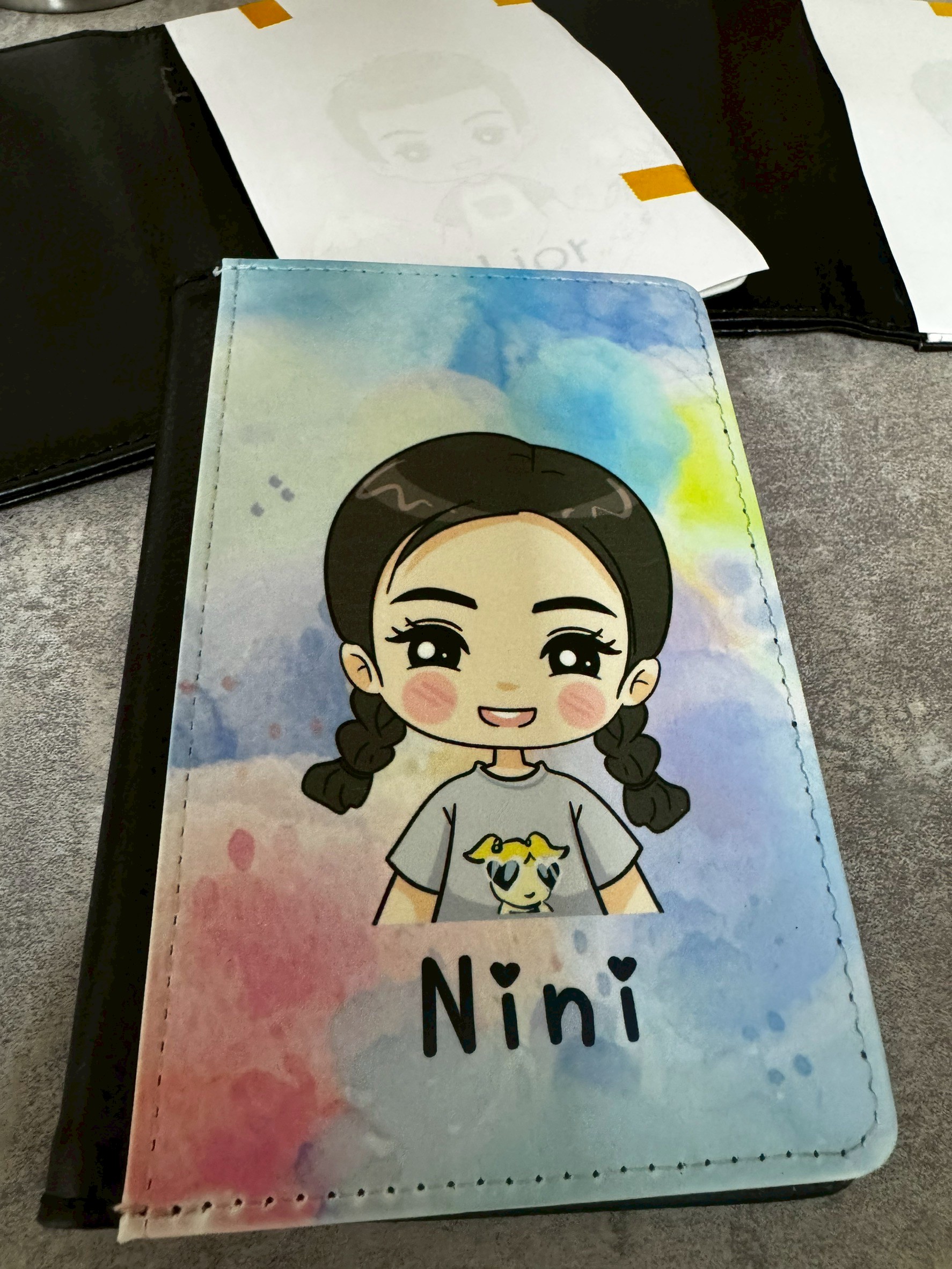 Nini專屬插畫護照套，甜美彩色背景設計